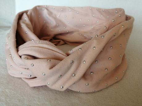 Pekný nákrčník so striebornými kamienkami, 