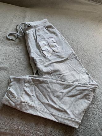 Dievcenske teplaky, 158