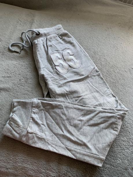 Dievcenske teplaky, 158