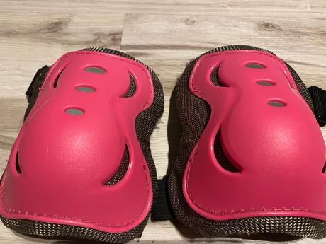 Ružové chrániče na kolená s reflexnými prvkami, s