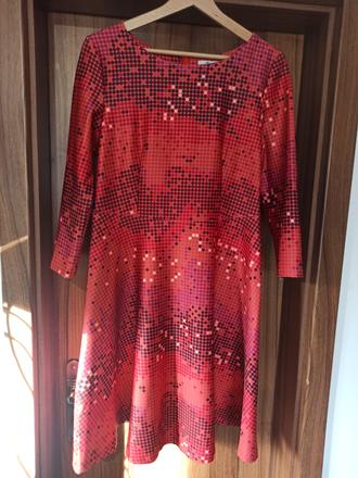 Bodkované červené šaty, l