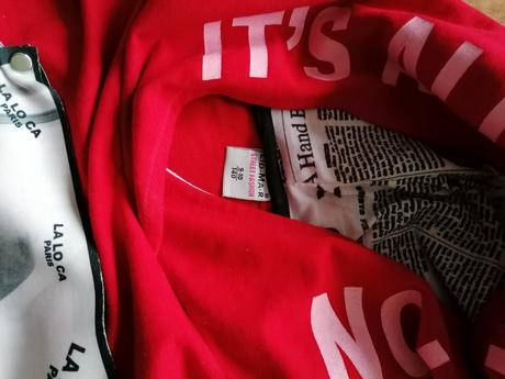 Červená mikina, 140