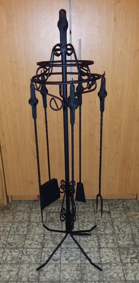 Náradie ku krbu, rukoväte z točeného kovu,