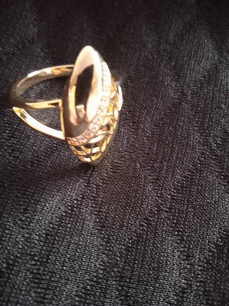 Prsteň s kamienkami,