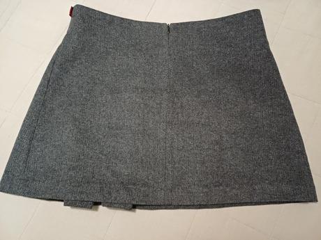 Kvalitná s trendy vlnená sukňa č.m/l, m
