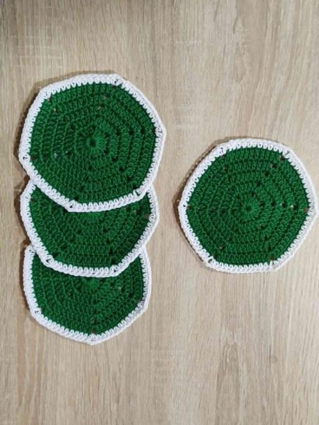 H8čkované podšálky 27, 