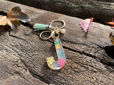 Ručne vyrobené živicové kľúčenky, 