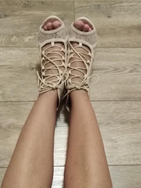 Nádherné čipkované sandálky, 36