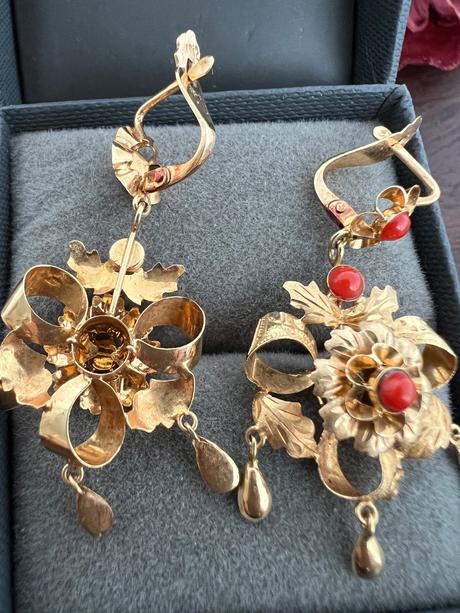 Starozitne nausnice 18k zlato a koral, 