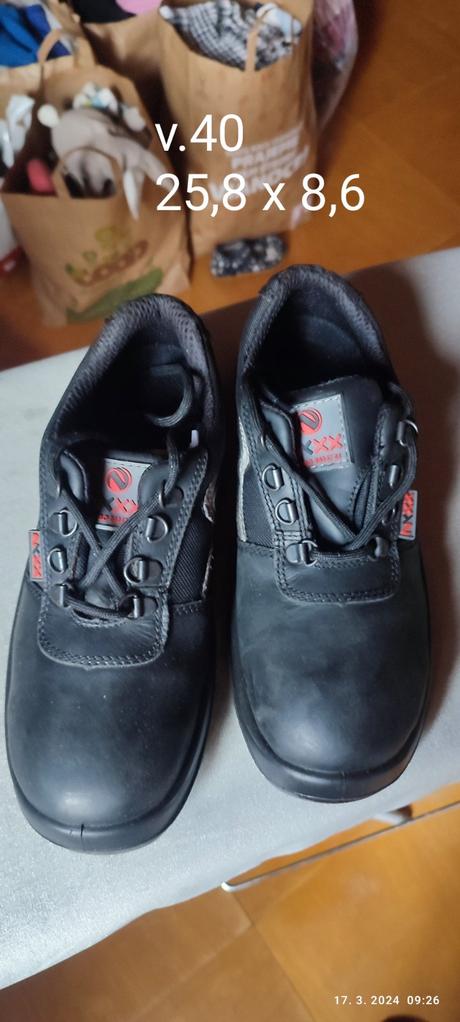 Čierne topánky, 40