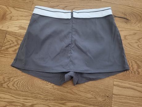 Skort s ozdobnym pasom, s