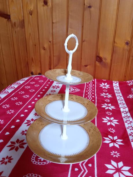 Porcelánový etažér,