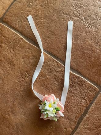 Kvetina na ruku alebo do vlasov,