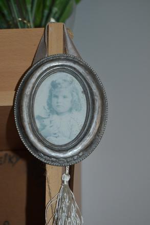 Starostrieborný vintage oválny fotorám s patinou, 