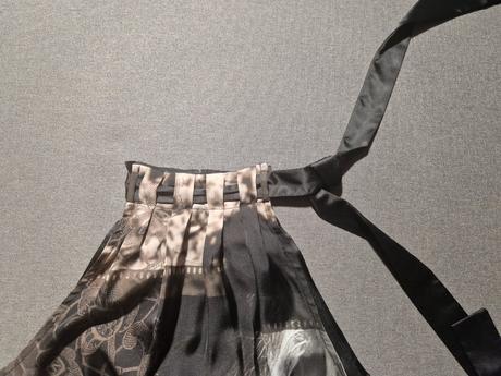 Saténové zaujímavé šaty, s