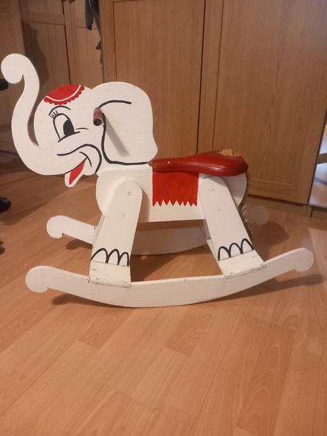 Darujem hojdacieho sloníka,