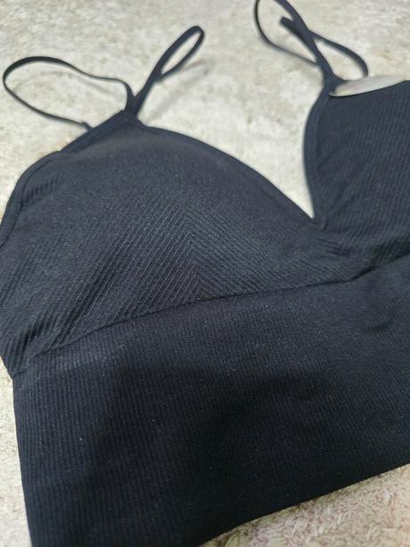 Bralette v ciernej farbe, s
