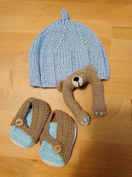 Papučky a hrkalka macko zn milasila a čiapka,