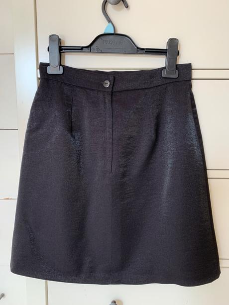 Saténová sukňa, 36