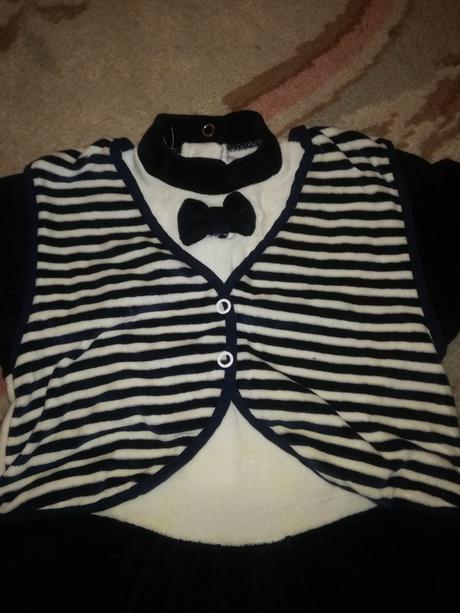 Zamatovy overal s motylikom, 80