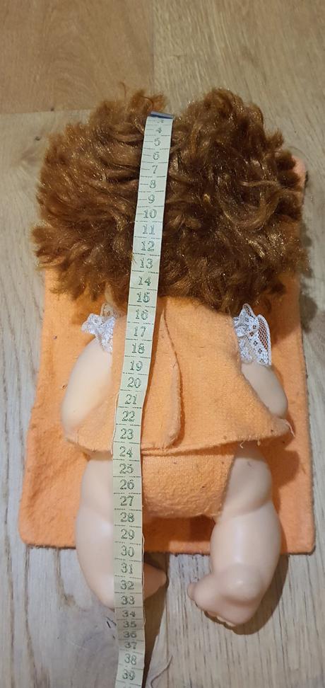 Babika babatko mrkajuca s postelnymi oblieckami., 