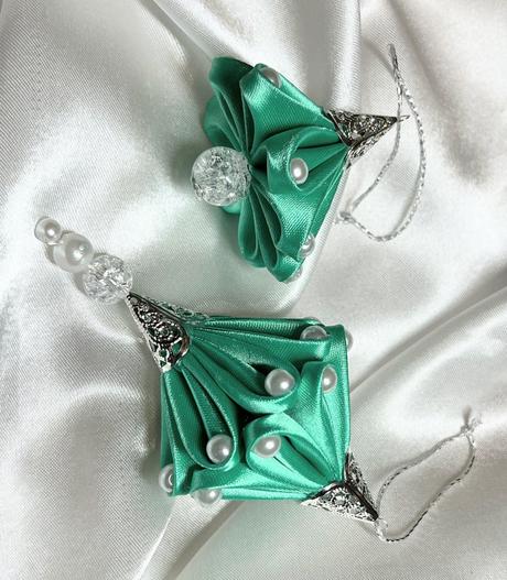 Vianočný saténový cencúľ, 