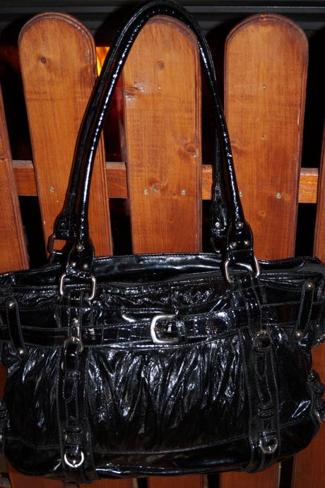 Leskla kabela s pokrcenym vzhladom,