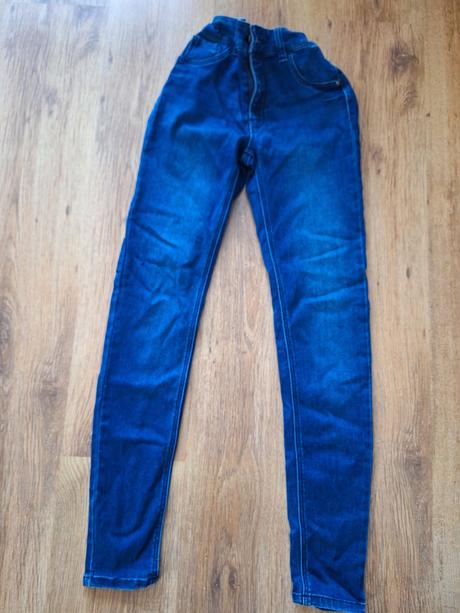 Úzke džínsy s vysokým pásom, 158