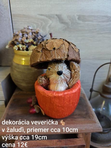Krásna jesenná dekorácia veverička v žaluďi,