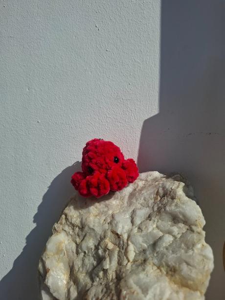 Háčkovaná mini chobotnička- prívesok, 