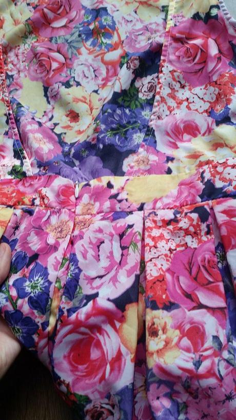 Krásne kvetinové šaty, s