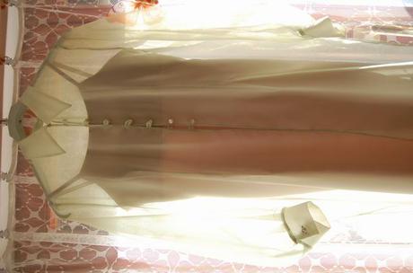 Kvalitne slavnostne saty s priesvitnym plášťom, 38