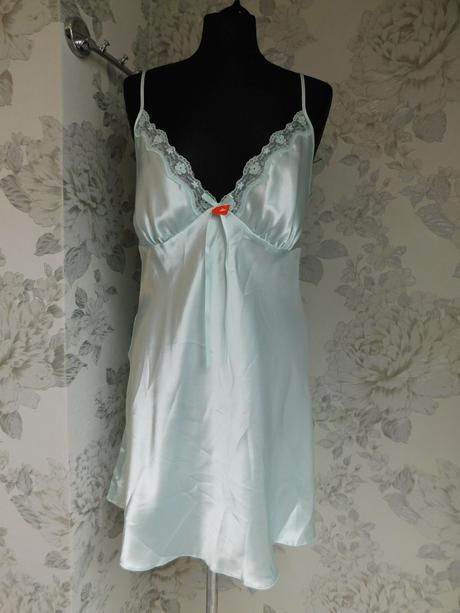 Pekna nočna košielka, 40
