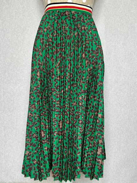 Výrazná plísovaná sukňa,