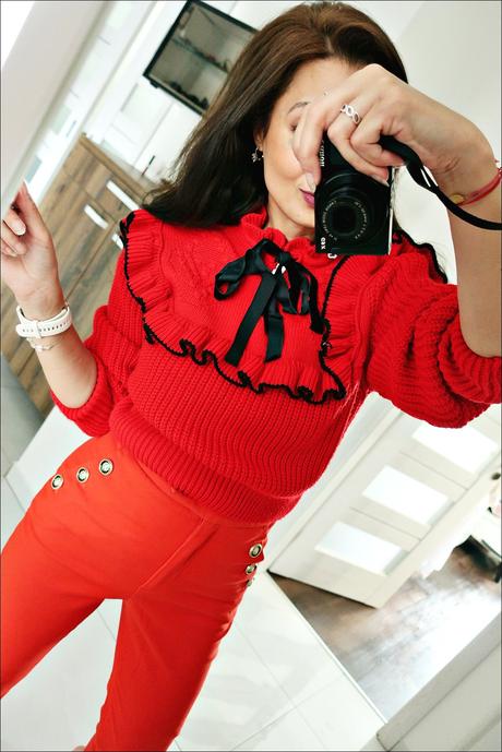 Červený svetrík, s