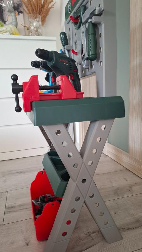 Bosh stol s náradím,