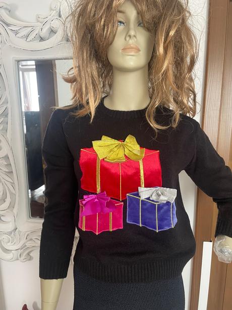 Svetrik s darcekmi divided, s