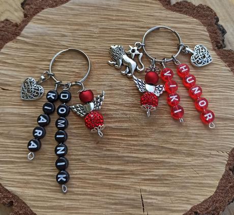 Kľúčenky s menami anjelikom z minerálov a korálok, 