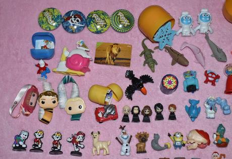 Mix kinder a iné figúrky,