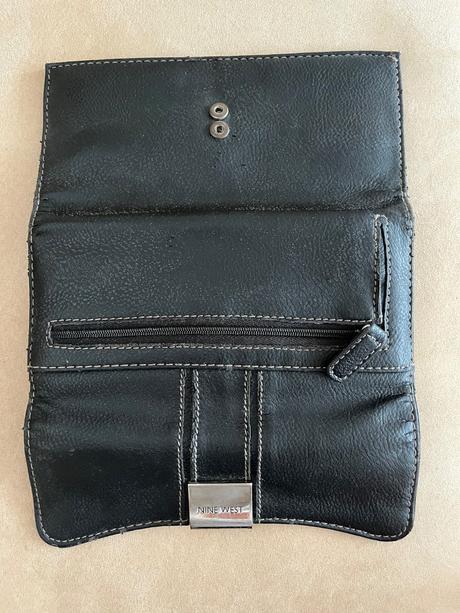 Penazenka s vizitkarom, nine west