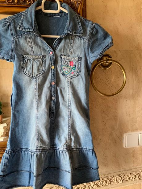 Šaty s výšivkou na vrecku a na chrbte, 122