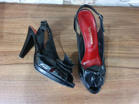 Kožené čierne lodičky s aplikáciku kvetu, 37