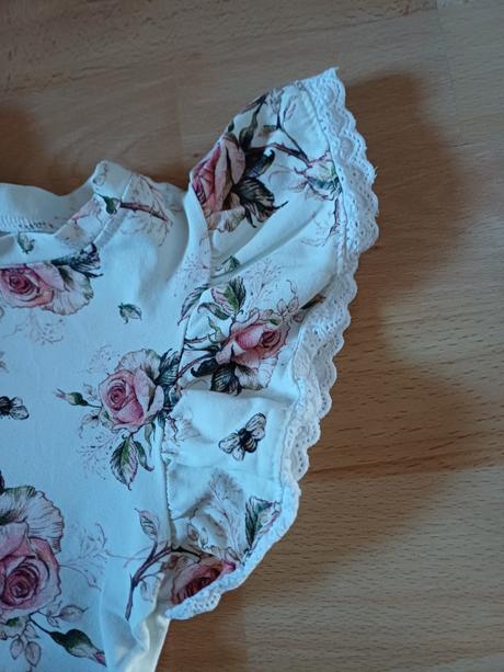 Krasny top s volanovymi rukavmi, 104