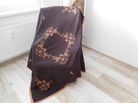 Obrus vyšívaný čokoládovej farby ručná výšivka., 