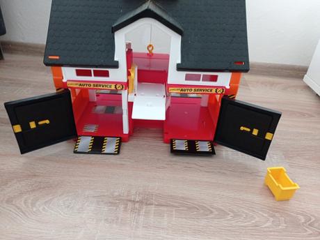 Poschodová autoopravovňa s výťahom a kladkou, 