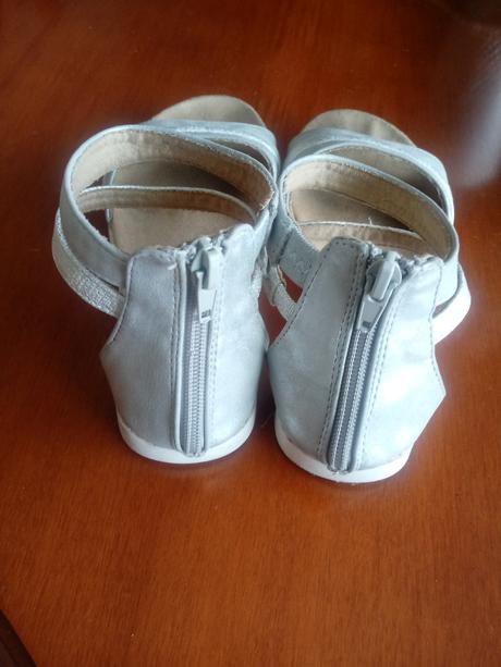 Sandalky pre princezné, 33