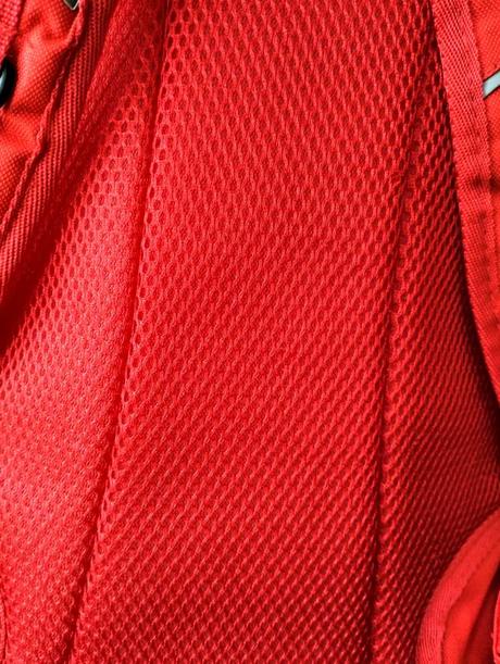 Červený batoh shell, 