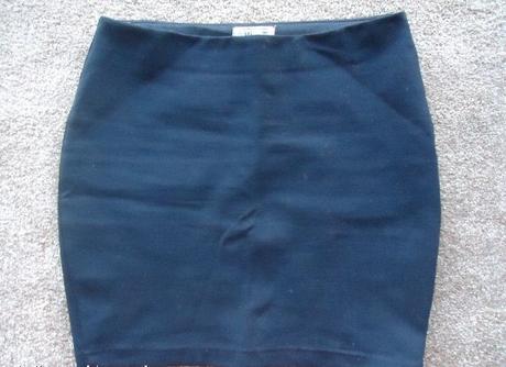 Čierna mini sukňa z pevného úpletu, s