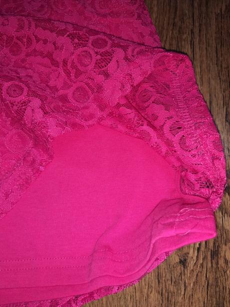 Čipkované šaty, 104