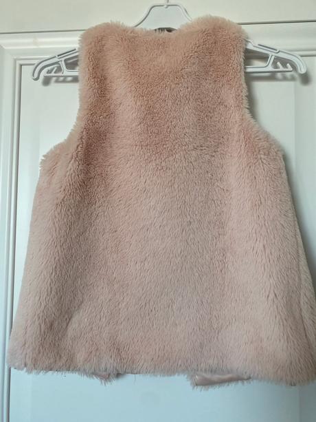 Ružová kožušinková vesta, 134